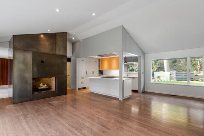 Building Photo - 3Bd/1.75Ba Shoreline Home