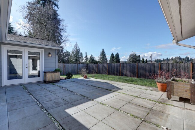 Building Photo - Beautifully Remodeled 4bd, 1.75ba Rambler Available in the Heart of Bellevue.