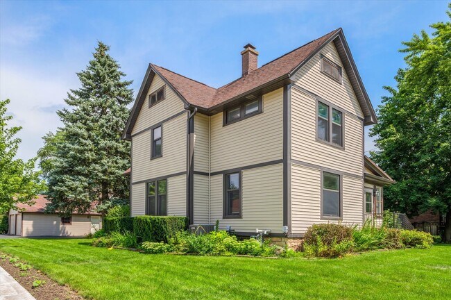 Building Photo - 145 Maple St