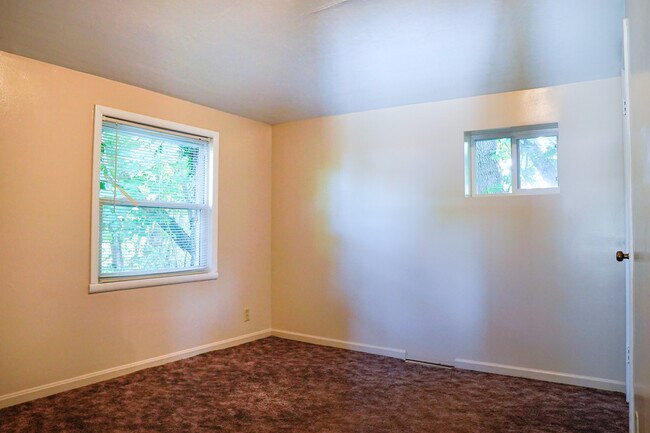 Building Photo - 1604 E Main St