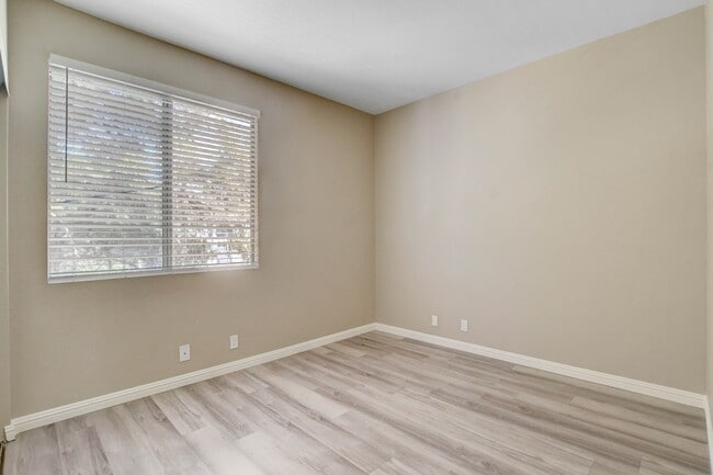 Building Photo - 5155 W Tropicana Ave