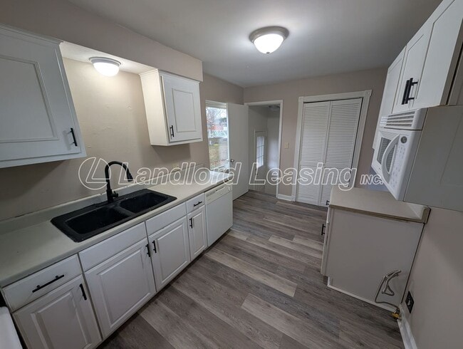 Building Photo - Updated Cape Cod with New Flooring, Front Deck & Garage