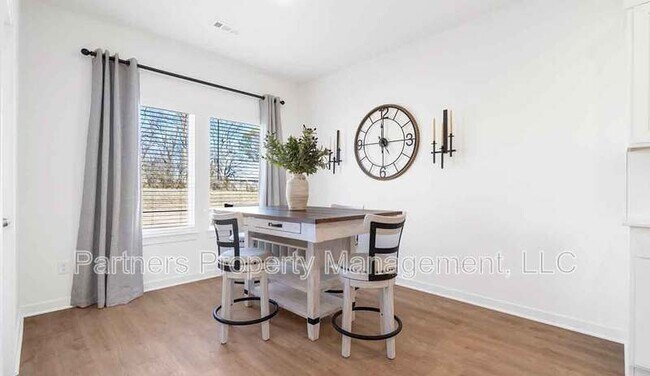 Building Photo - 1918 Larkspur St