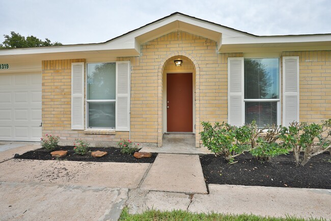 Building Photo - Ready for move in at Southeast Houston!!