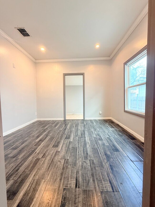 Building Photo - 941-941 Bayonne St