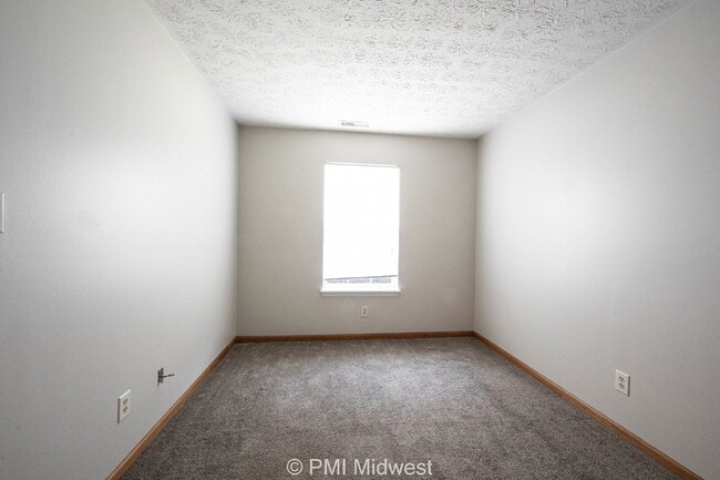 Building Photo - New place, new vibe, same small-town charm