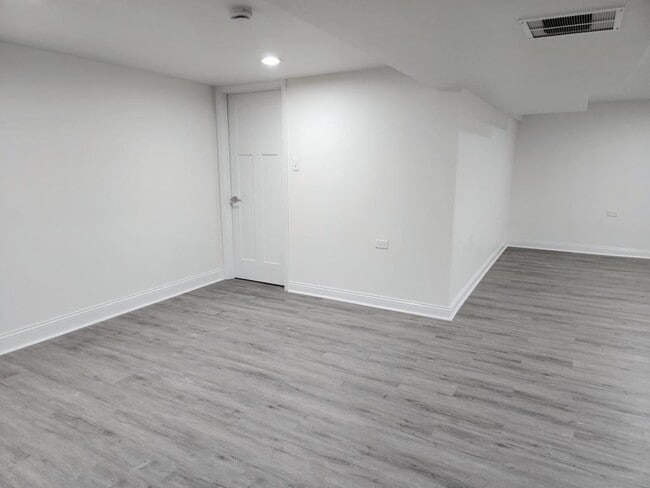 Building Photo - 518 W 53rd Pl