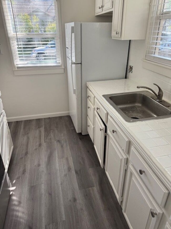 Building Photo - Burlingame Charming One-Bedroom Home