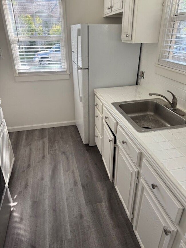 Building Photo - Burlingame Charming One-Bedroom Home  Open Saturday 3:30pm