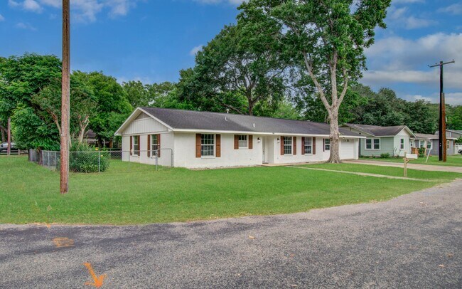 Building Photo - 1722 Front St