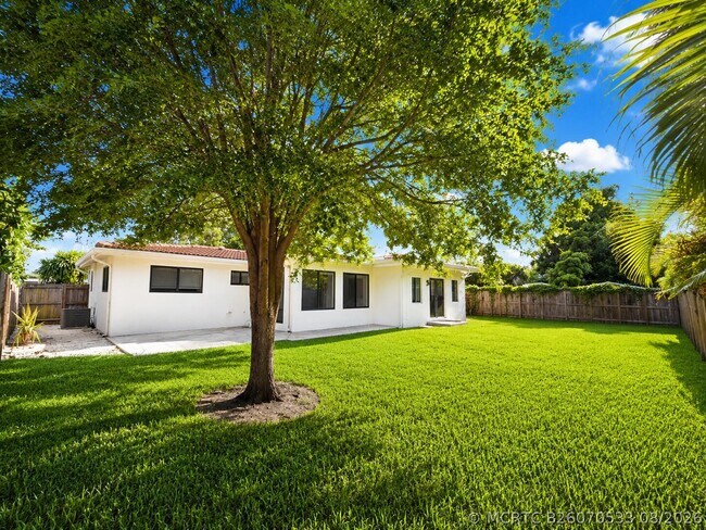 Building Photo - 909 SE 14th Dr