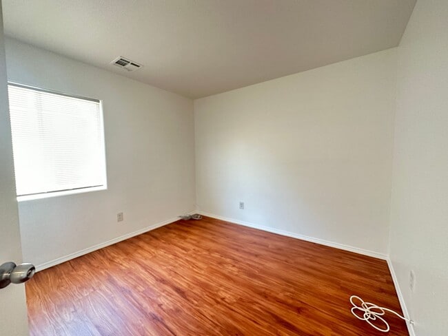 Building Photo - Single Family Home 3 Beds, 2.5 bath, 1 car garage