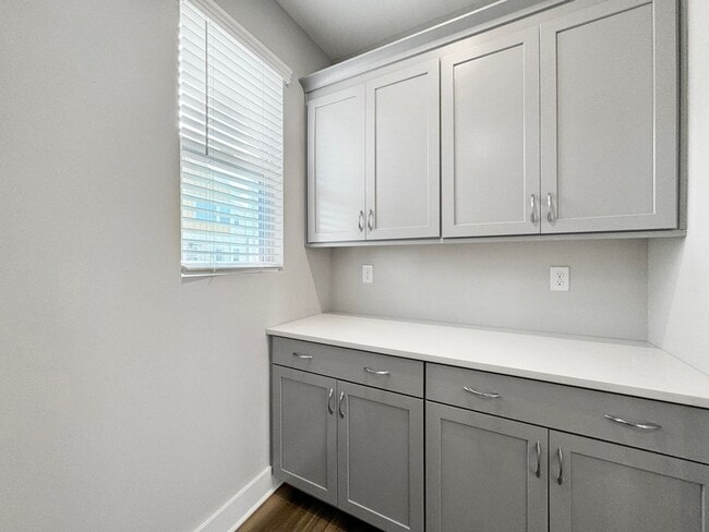 Building Photo - Gorgeous Aria at the Park 3 Bedroom Townhouse!