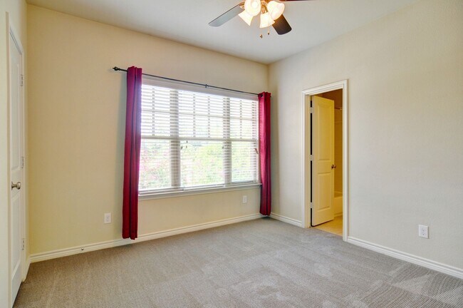 Building Photo - Monticello Townhome