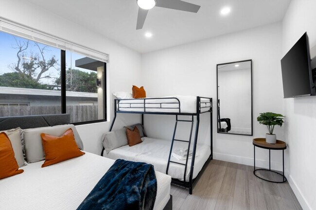 Building Photo - 826 SW 14th Ct