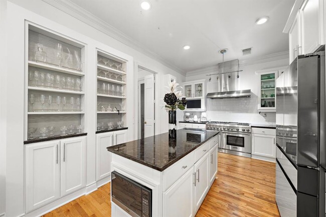 Building Photo - 5136 Chevy Chase Dr