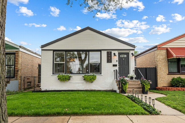Primary Photo - 4543 S Leclaire Ave