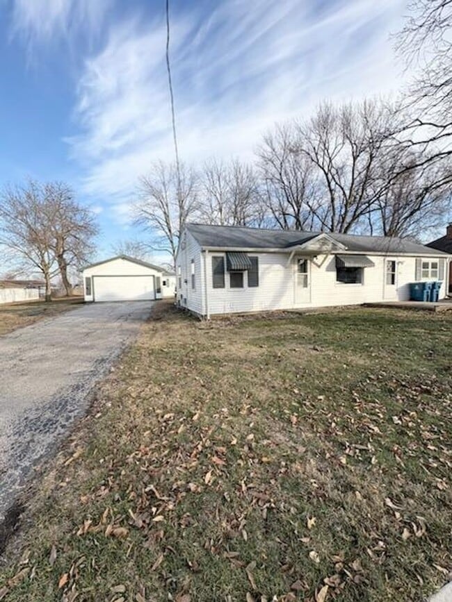 Building Photo - 3 Bedroom House With Large Yard!