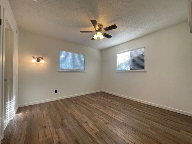 Building Photo - Charming 3 Bedroom Home w/ 1 Car Garage and Large Fenced Yard!!