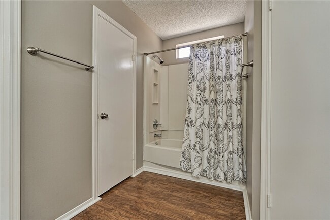 Building Photo - 3122 Village Park Dr