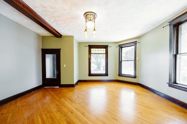 Building Photo - 609 W 3rd St
