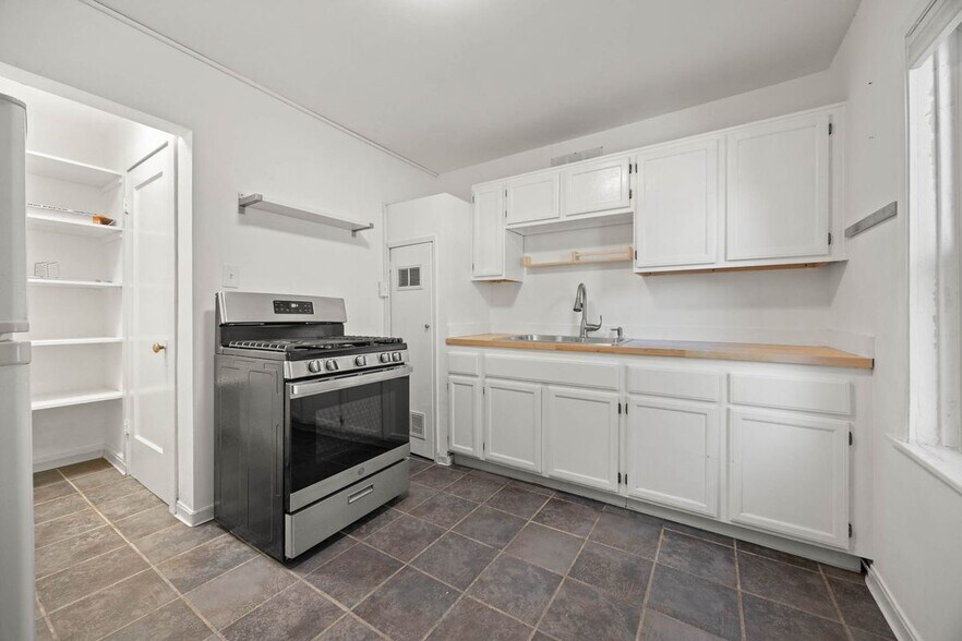 Building Photo - 1816 Carleton St