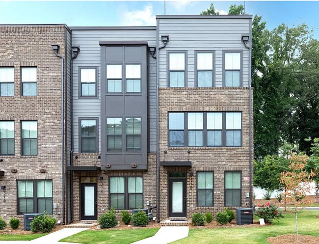 Friendly and new neighborhood in thriving South End Charlotte. Welcoming neighnors - 314 Music Hall Way