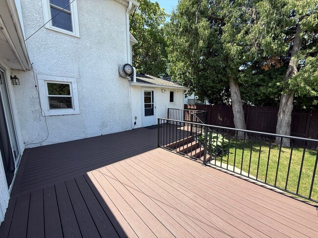 Building Photo - Beautiful 5 Bed 3 Bath Single Family Home ...