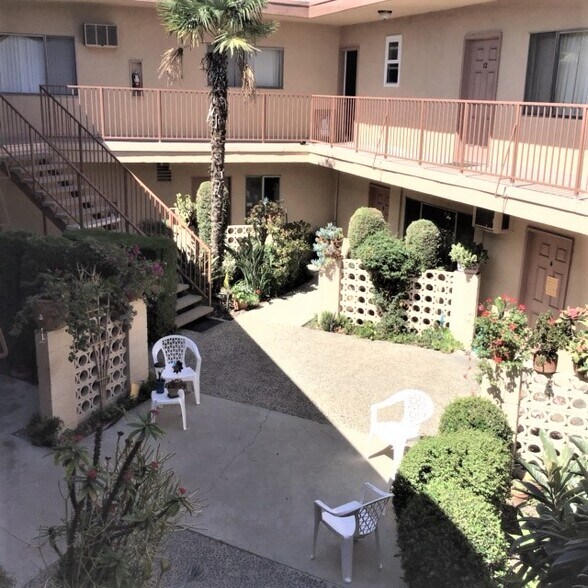 Building Photo - 129 W Chevy Chase Dr