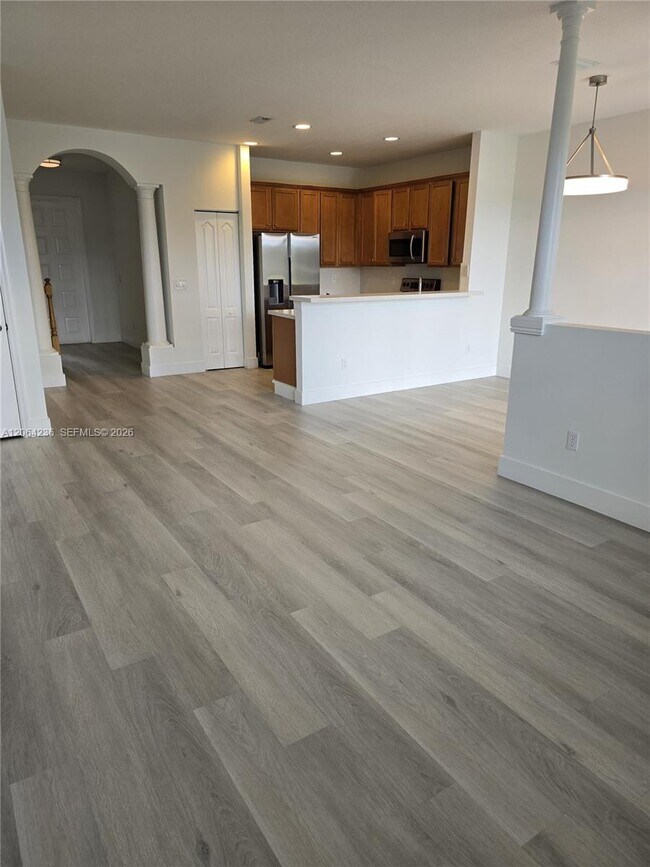 Building Photo - 331 River Bluff Ln