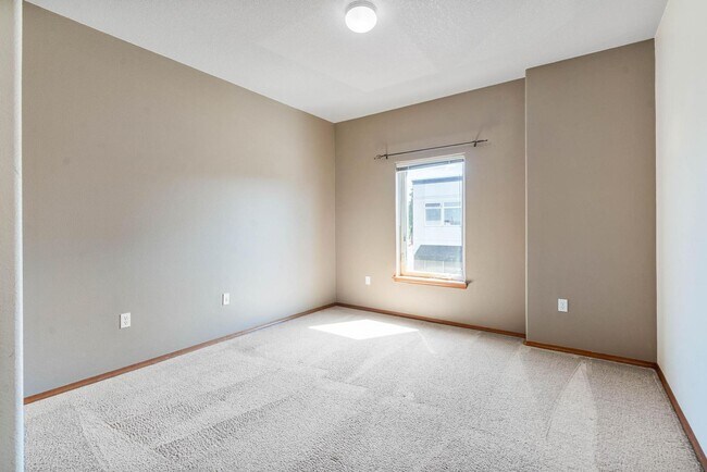 Building Photo - Immaculate 2-bdrm/2-bath, 2nd-floor, corner-unit condo in Bethany Village.  In-unit laundry, deed...