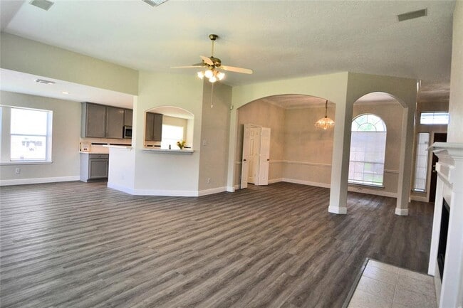 Building Photo - 12118 Green Trails Dr