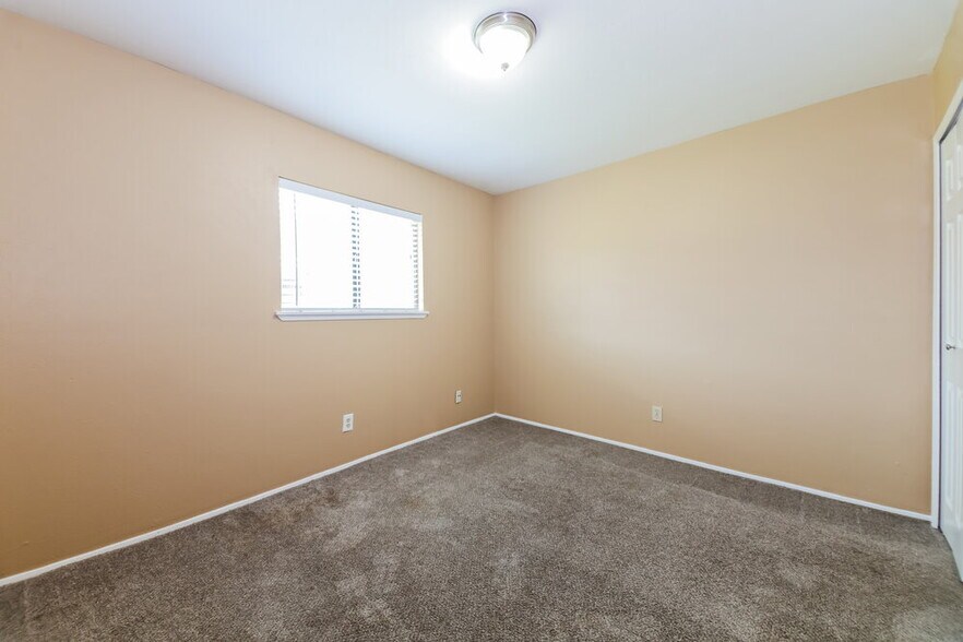 Building Photo - 515 Nora Ln