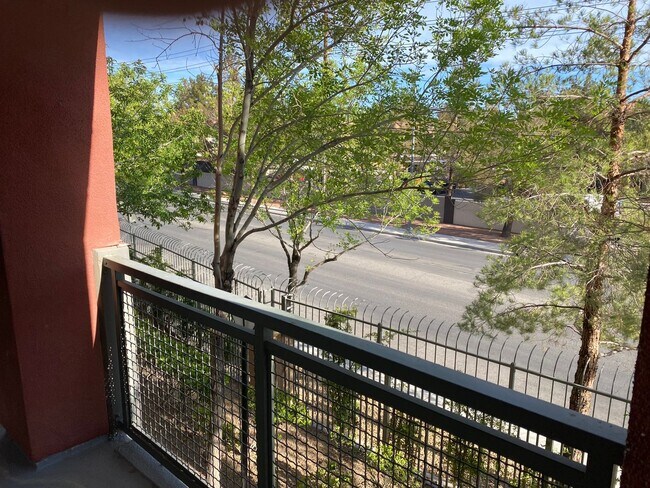 Building Photo - Park Avenue Mid-Rise Condo. Balcony. Full Services HOA