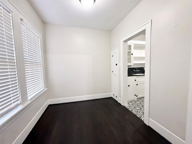 Building Photo - 1126 Berthea St