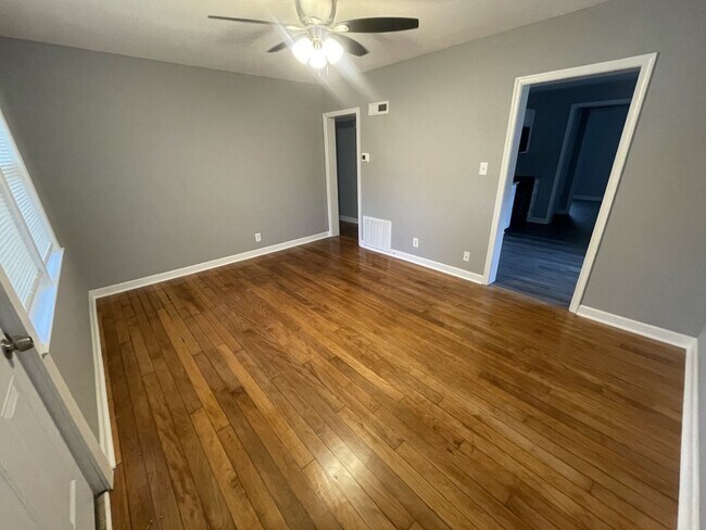 Building Photo - Baltimore - 3 bedroom and 1 Bathroom Available!