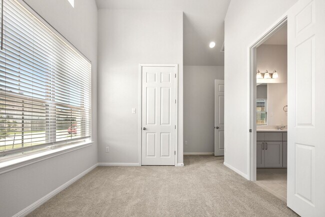 Building Photo - Like New in Texas Hill Country!!!!