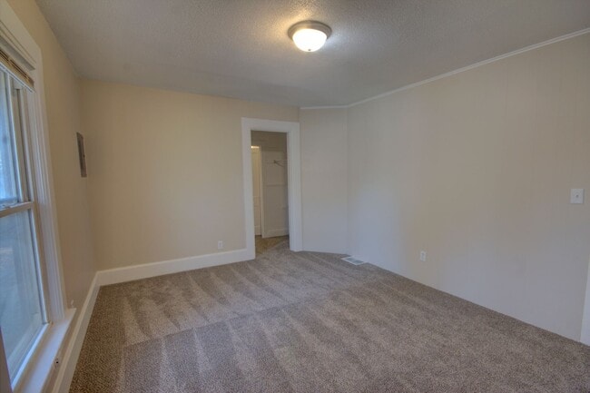 Building Photo - SL POS929