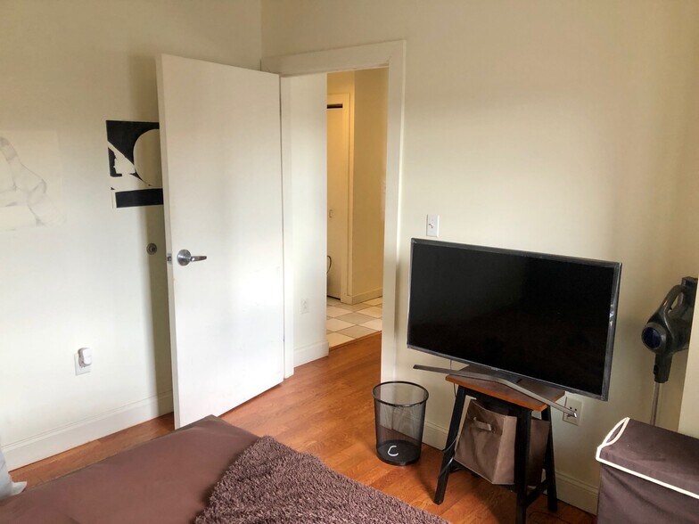 Building Photo - 471 Commonwealth Ave