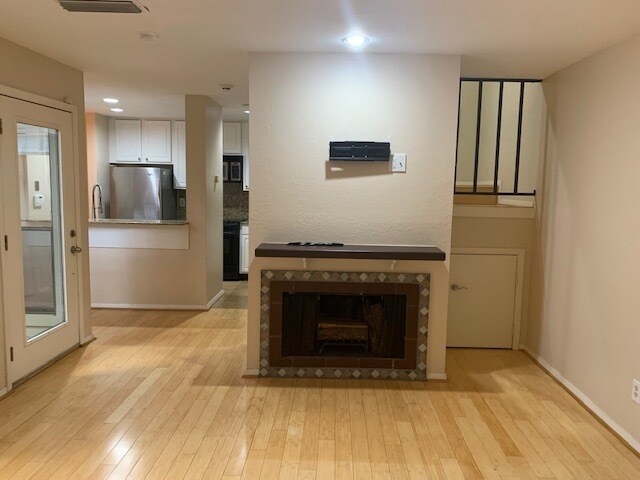 LIVING ROMM W- TV MOUNT - 3949 Buena Vista St