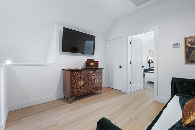 Building Photo - 30 W Castillo Dr