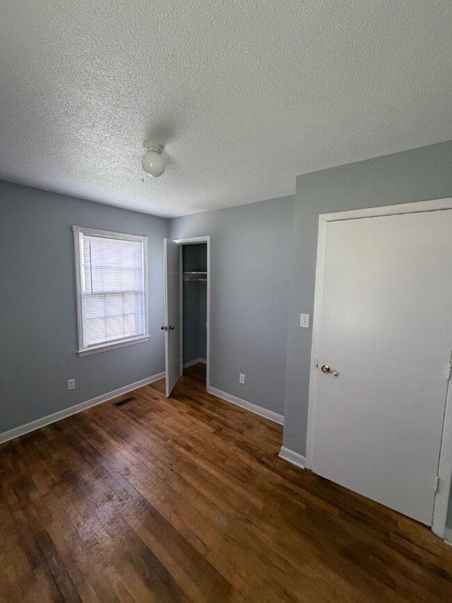 Building Photo - CUTE 3 BR, 1 BA BRICK HOME IN CONVENIENT MT OLIVE LOCATION