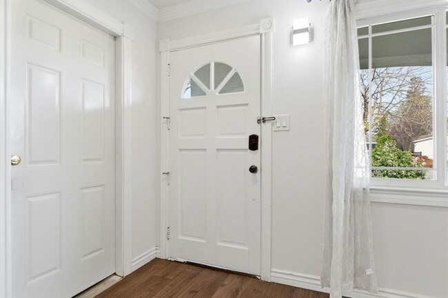 Building Photo - Sunning 3BD/3BA w/Bonus Room and Private Yard