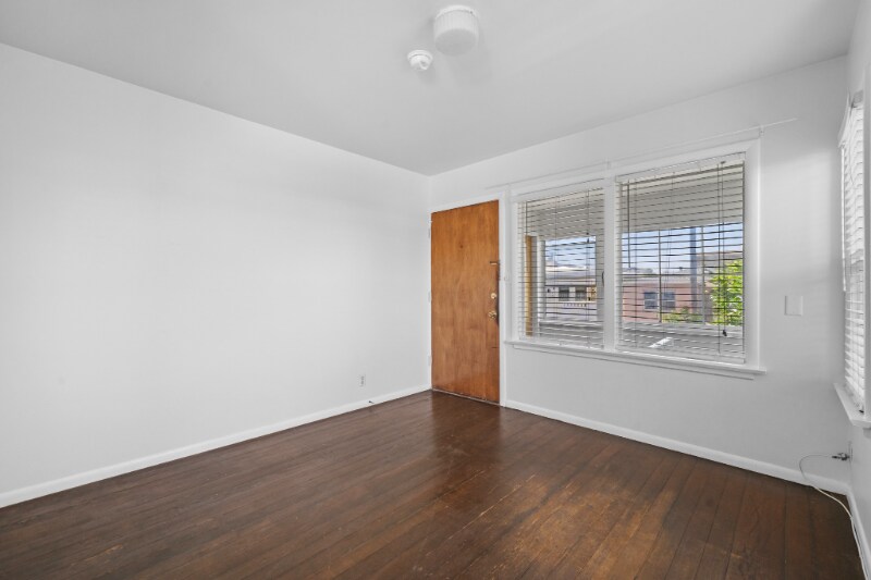 Building Photo - 220 Rose Ave