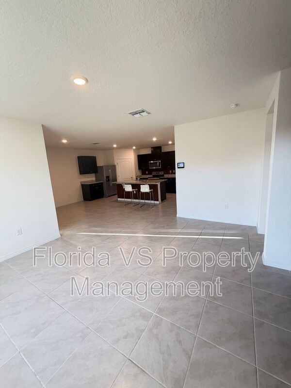 Building Photo - 804 Horsetail Dr