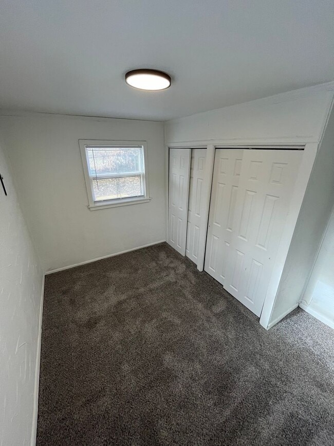 Building Photo - New 2 bedroom listing!