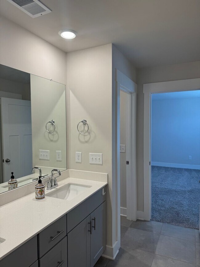 Building Photo - Great Price and location!