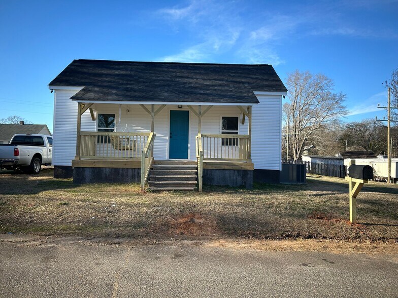 Building Photo - 312 B St