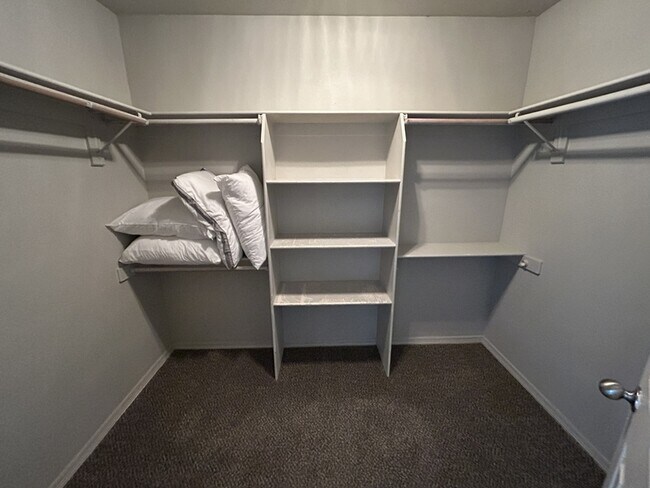 Building Photo - 4800 SW Golden Eagle Ave