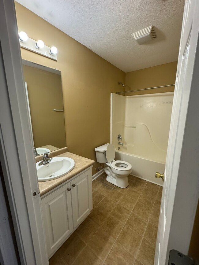 Building Photo - 605 Lancelot Ct